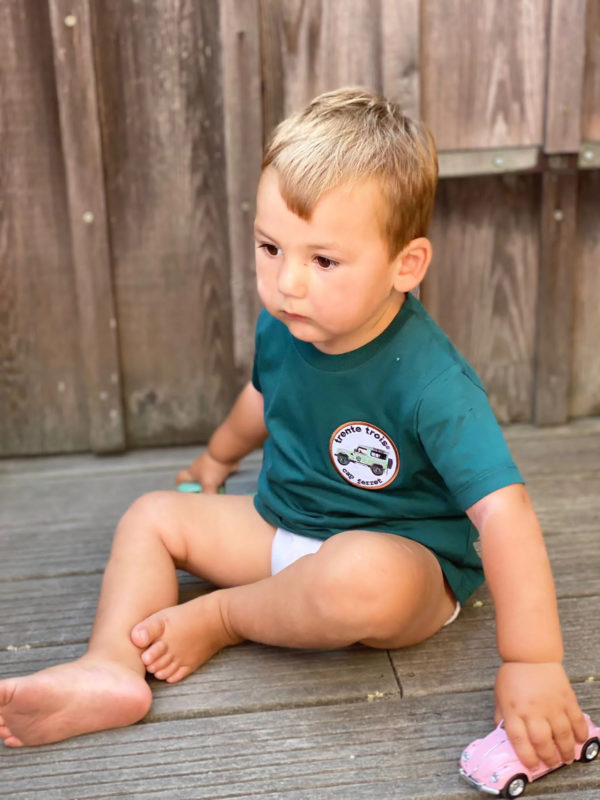 Un tee-shirt vert pour garçon, estampillé "Defender" de la marque régionale 33.