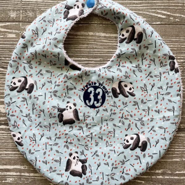 Un bavoir panda de la marque régionale 33.