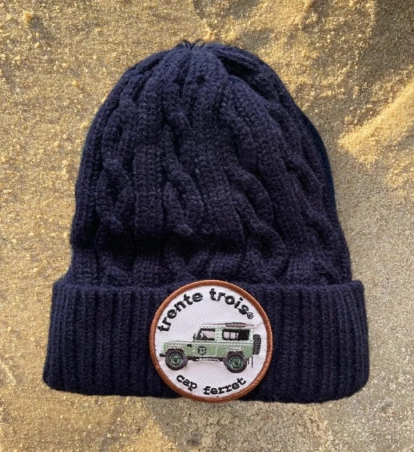 Un bonnet defender marine pour enfant de la marque régionale trente-trois.