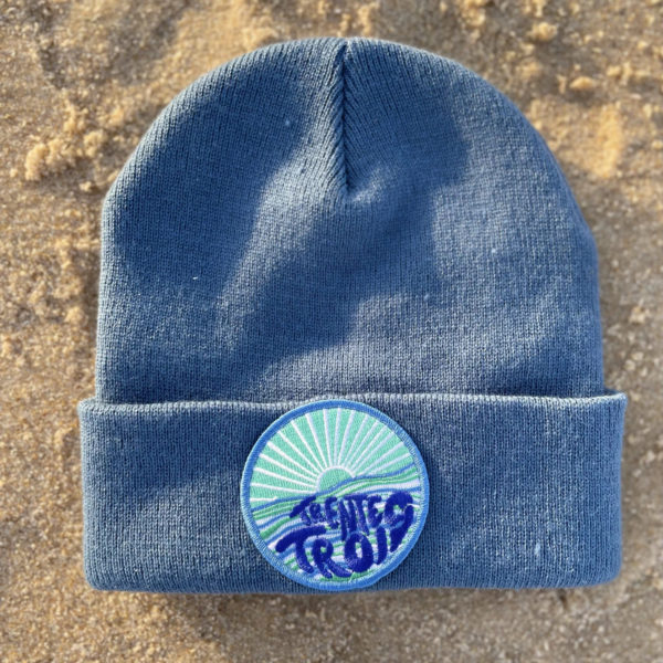 Un bonnet adule dunes bleu de la marque régionale trente-trois.