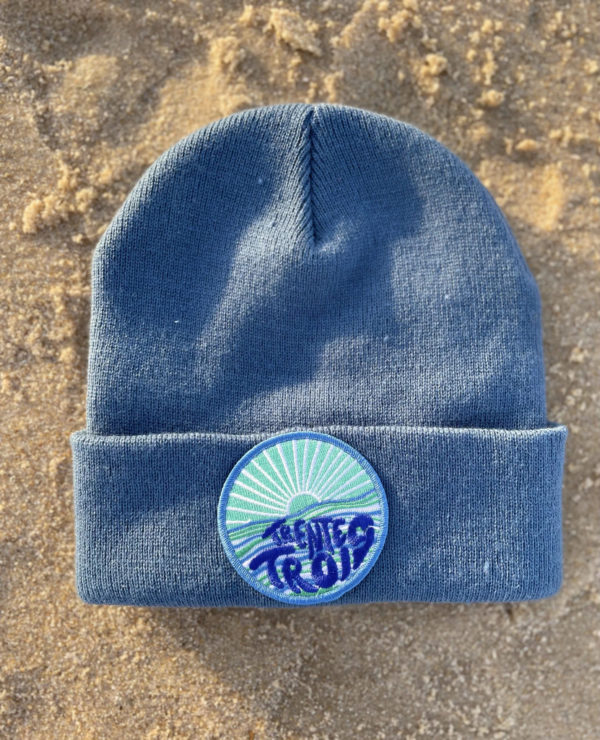 Un bonnet adule dunes bleu de la marque régionale trente-trois.