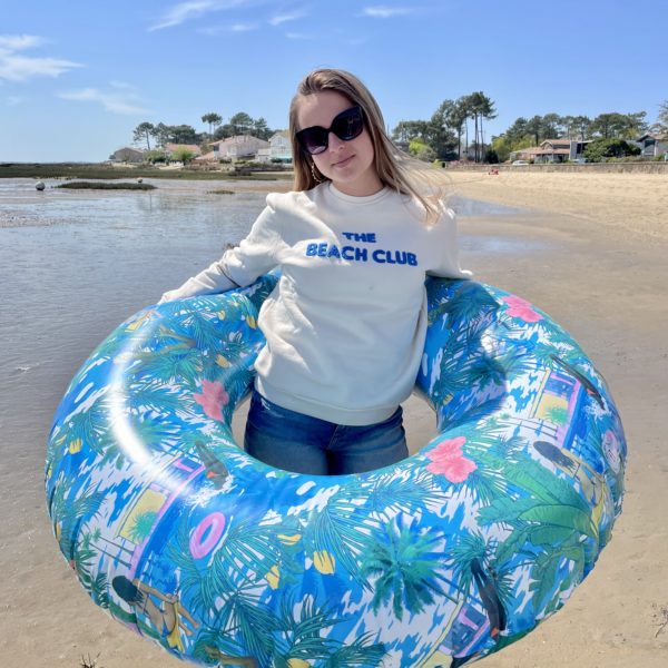 Un sweat pour femme, estampillé Beach club de la marque régionale 33.