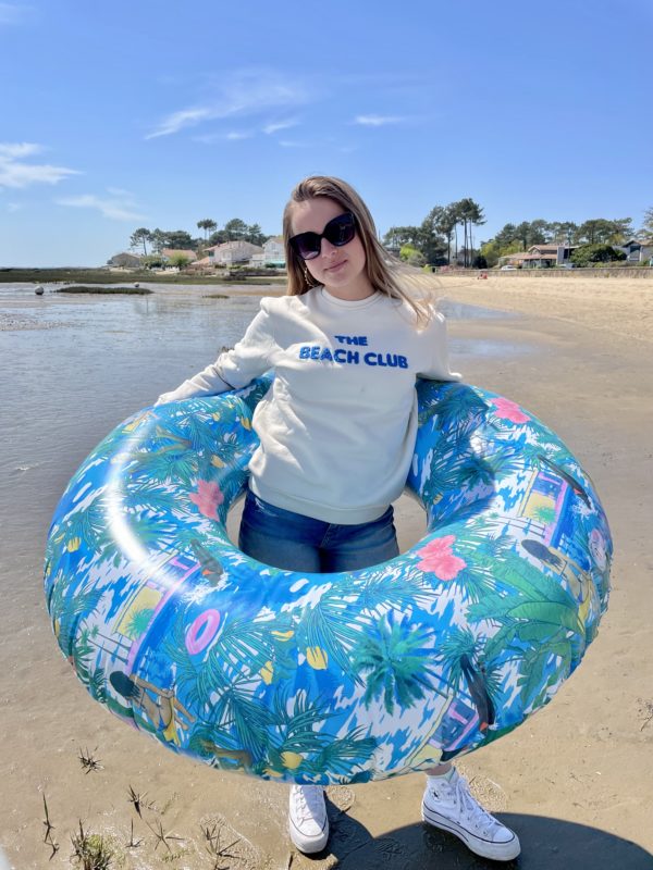 Un sweat pour femme, estampillé Beach club de la marque régionale 33.