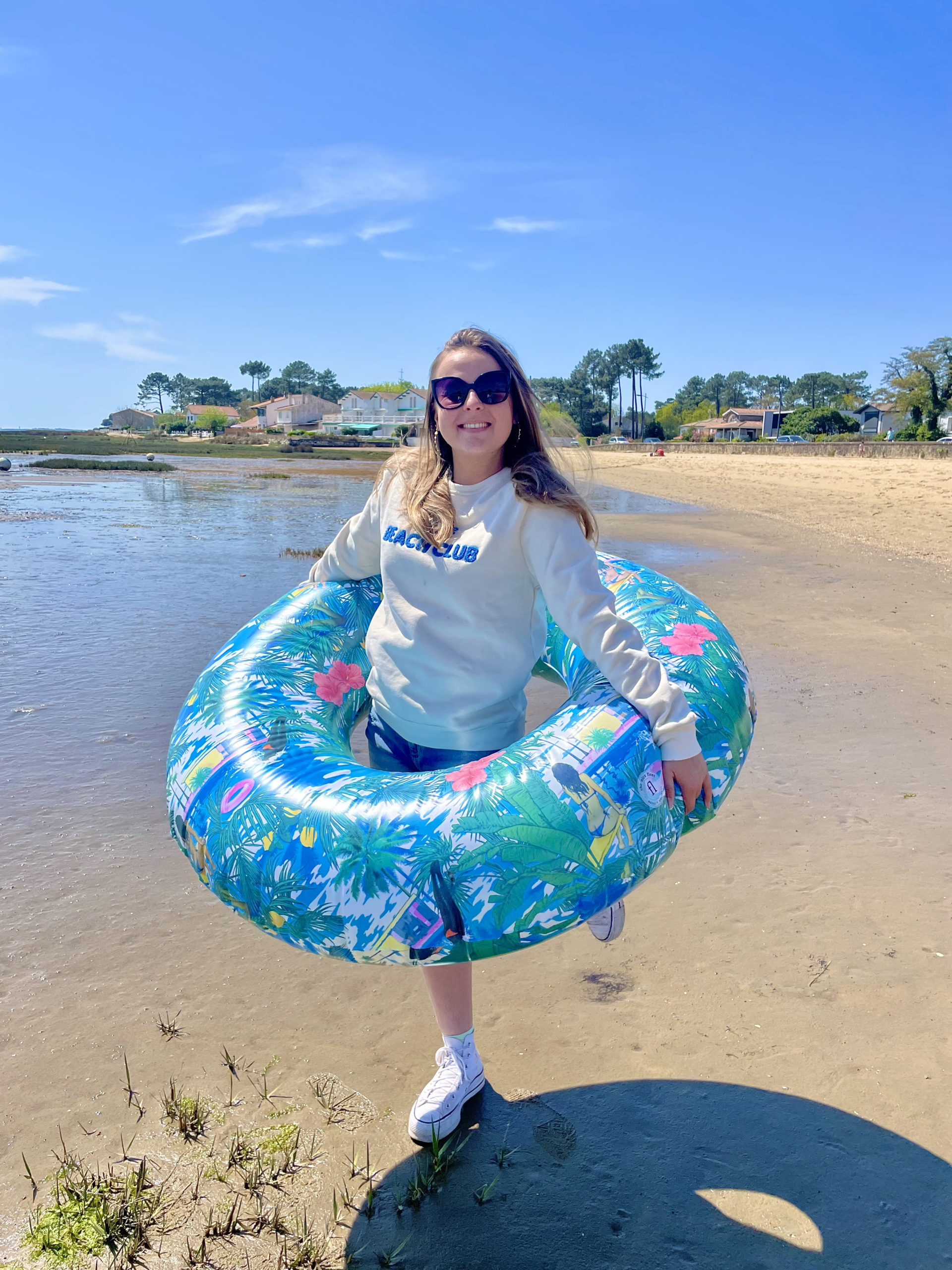 Un sweat pour femme, estampillé Beach club de la marque régionale 33.