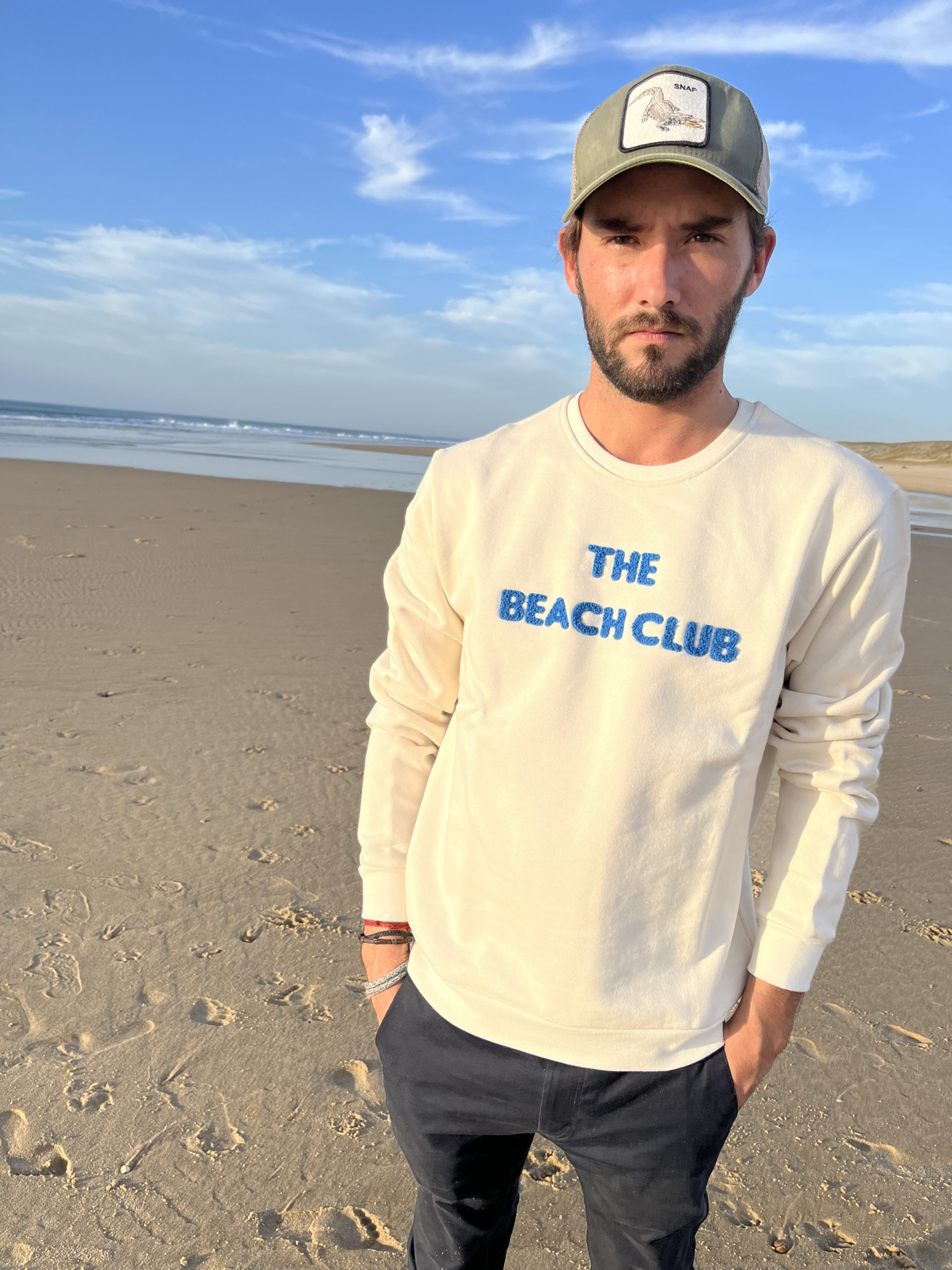 Un sweat pour homme, estampillé "The beach club" de la marque régionale 33.