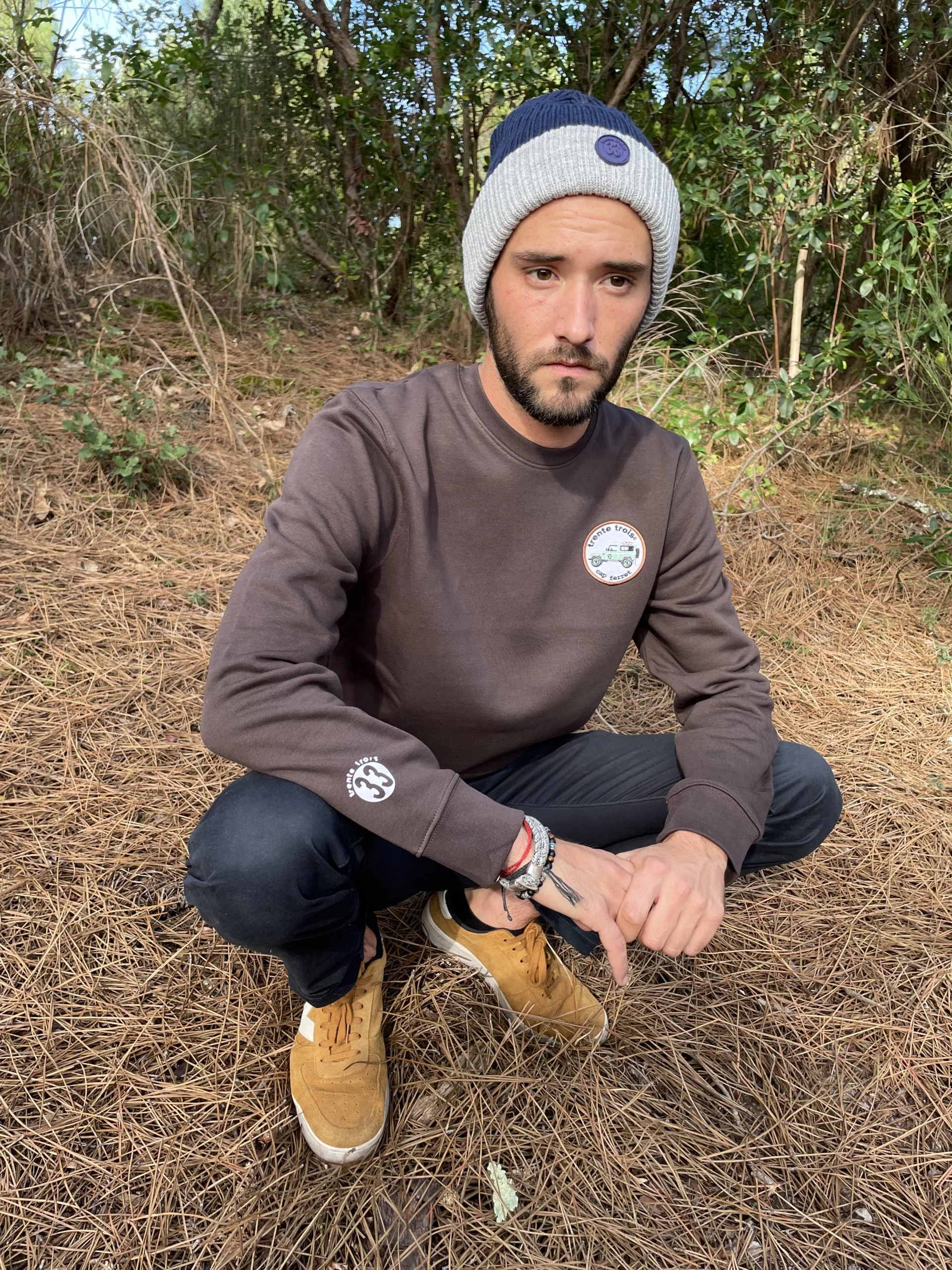 Un sweat pour homme chocolat, estampillé "trente-trois" de la marque régionale 33.