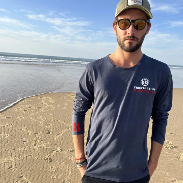 Un tee-shirt à manches longues marine pour homme, estampillé "Firefighter" de la marque régionale 33.