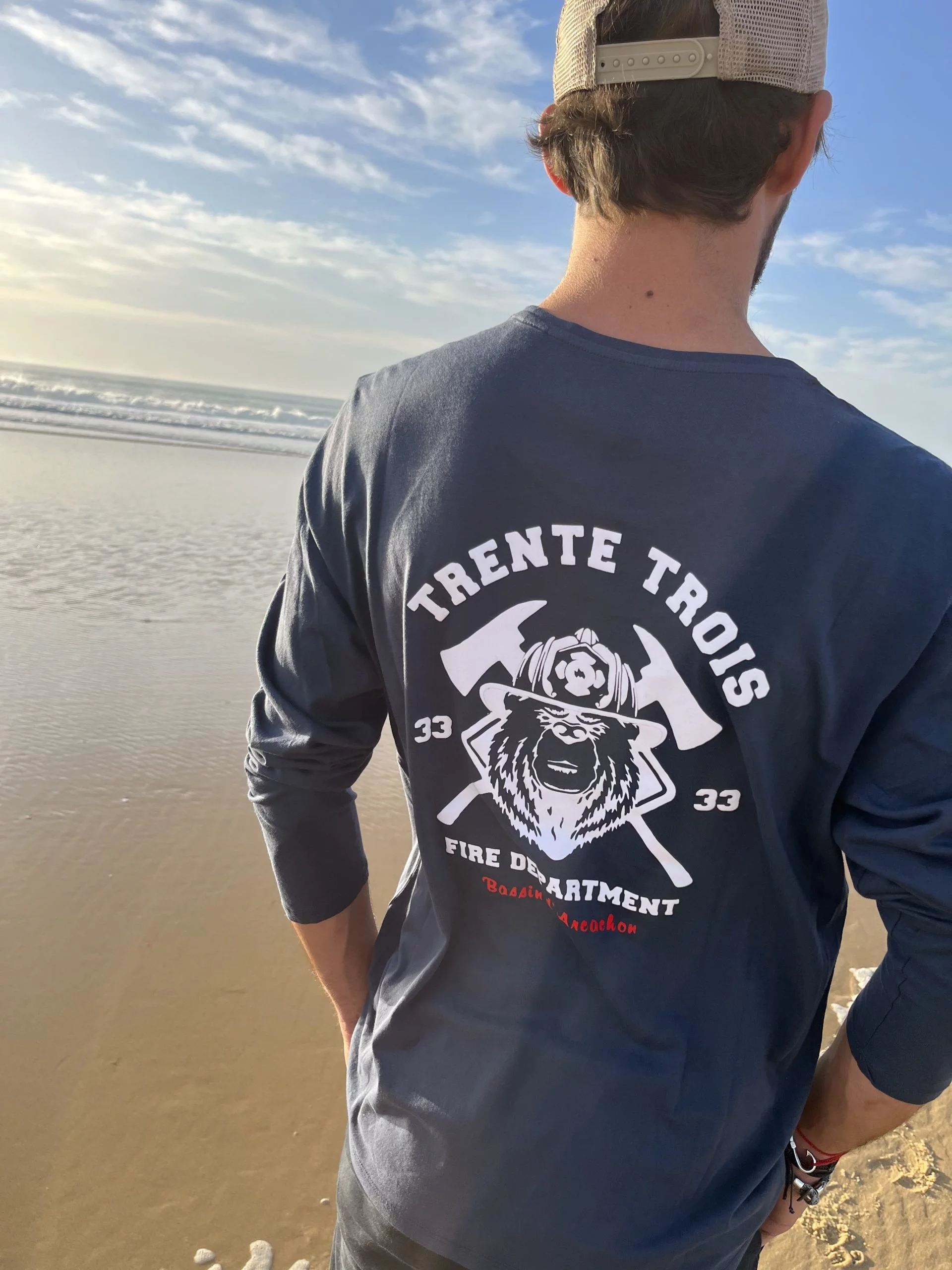 Un tee-shirt à manches longues marine pour homme, estampillé "Firefighter" de la marque régionale 33.