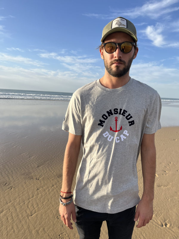 Un tee-shirt gris pour homme, estampillé "Monsieur du cap" de la marque régionale 33.