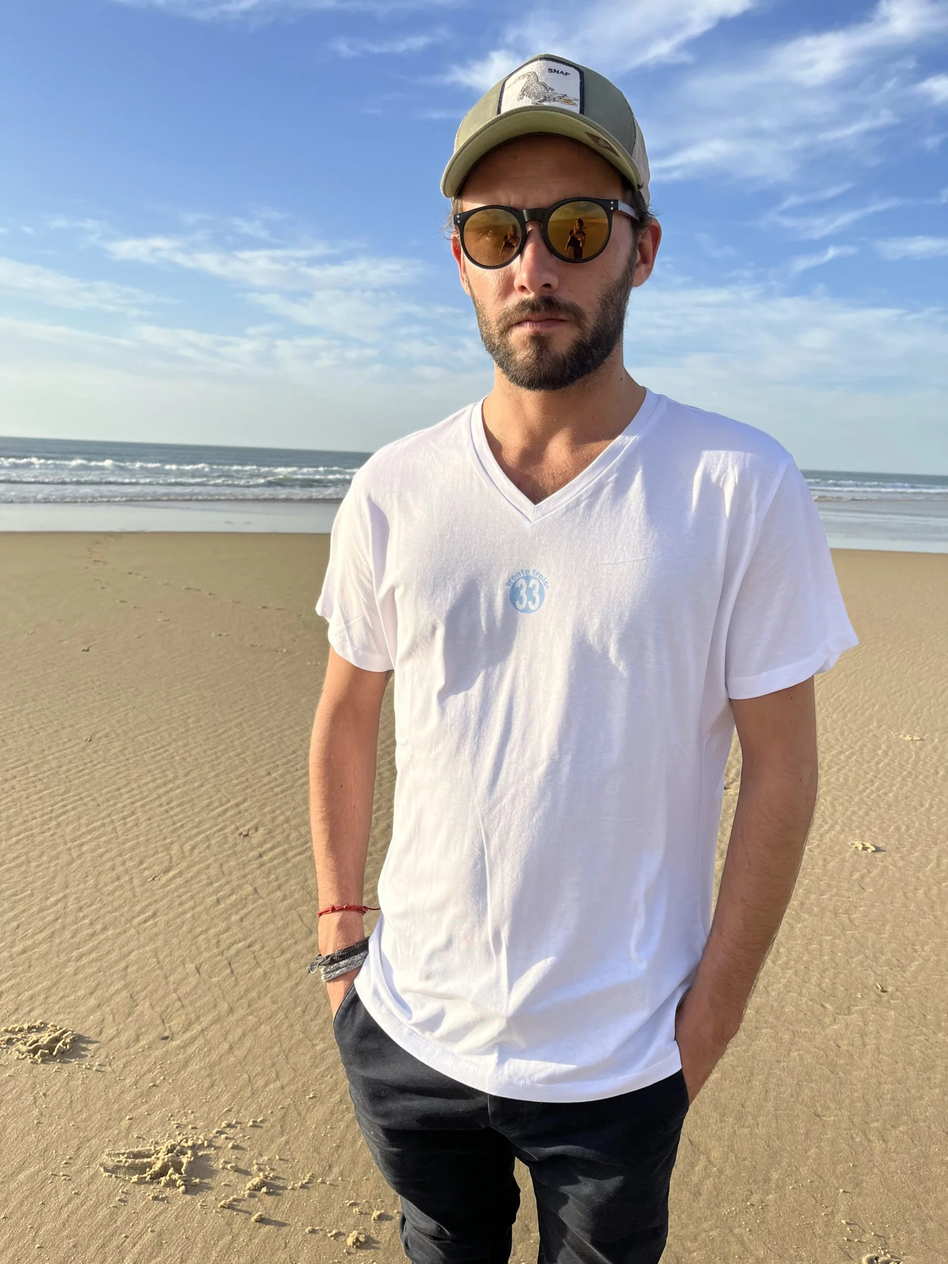 Un tee-shirt blanc pour homme, estampillé "trente-trois" de la marque régionale 33.