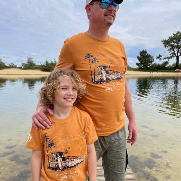Un tee shirt orange, estampillé "Paradise" de la marque régionale 33.