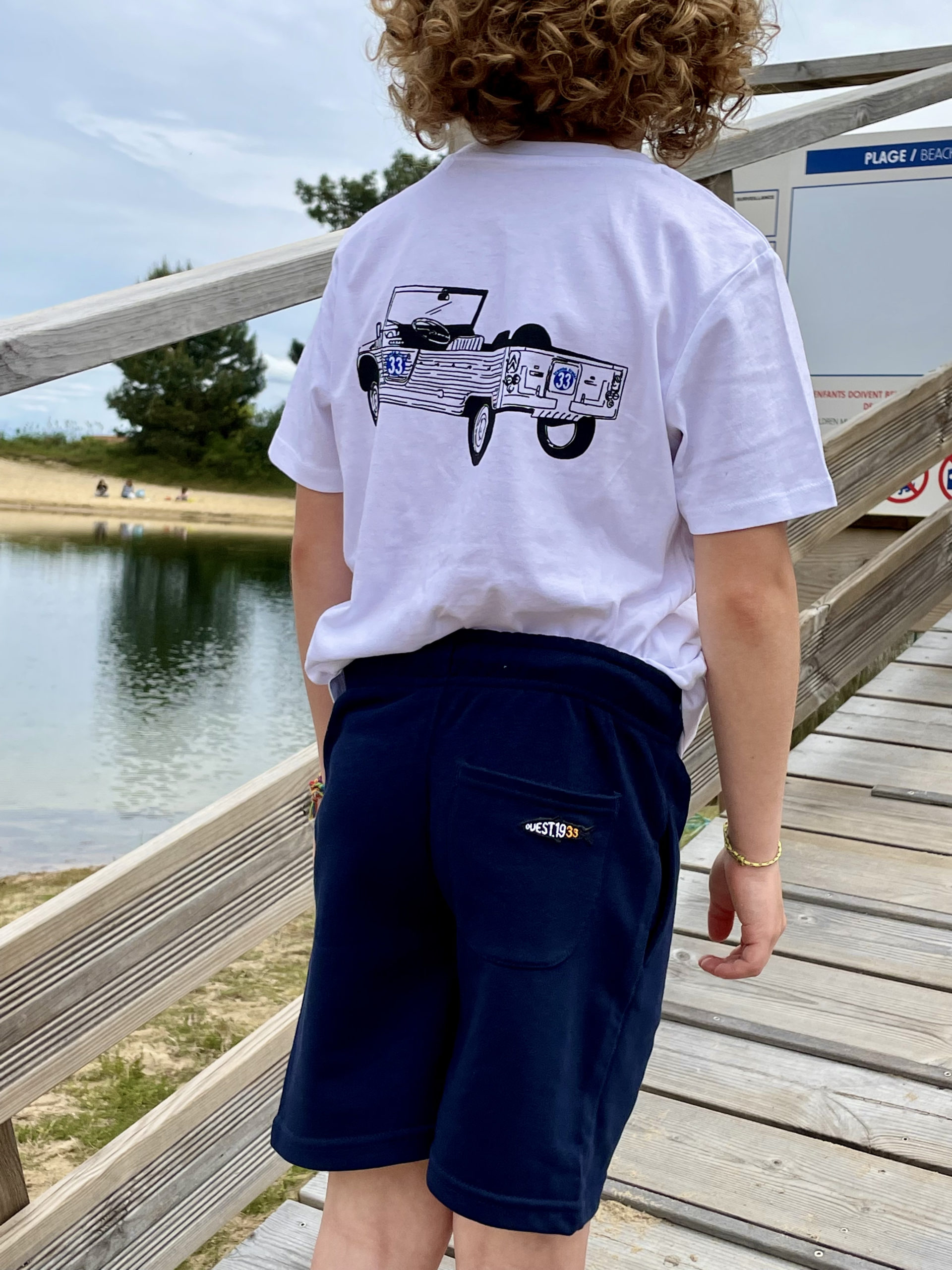 Un bermuda marine pour garçon, estampillé 33 de la marque régionale 33.