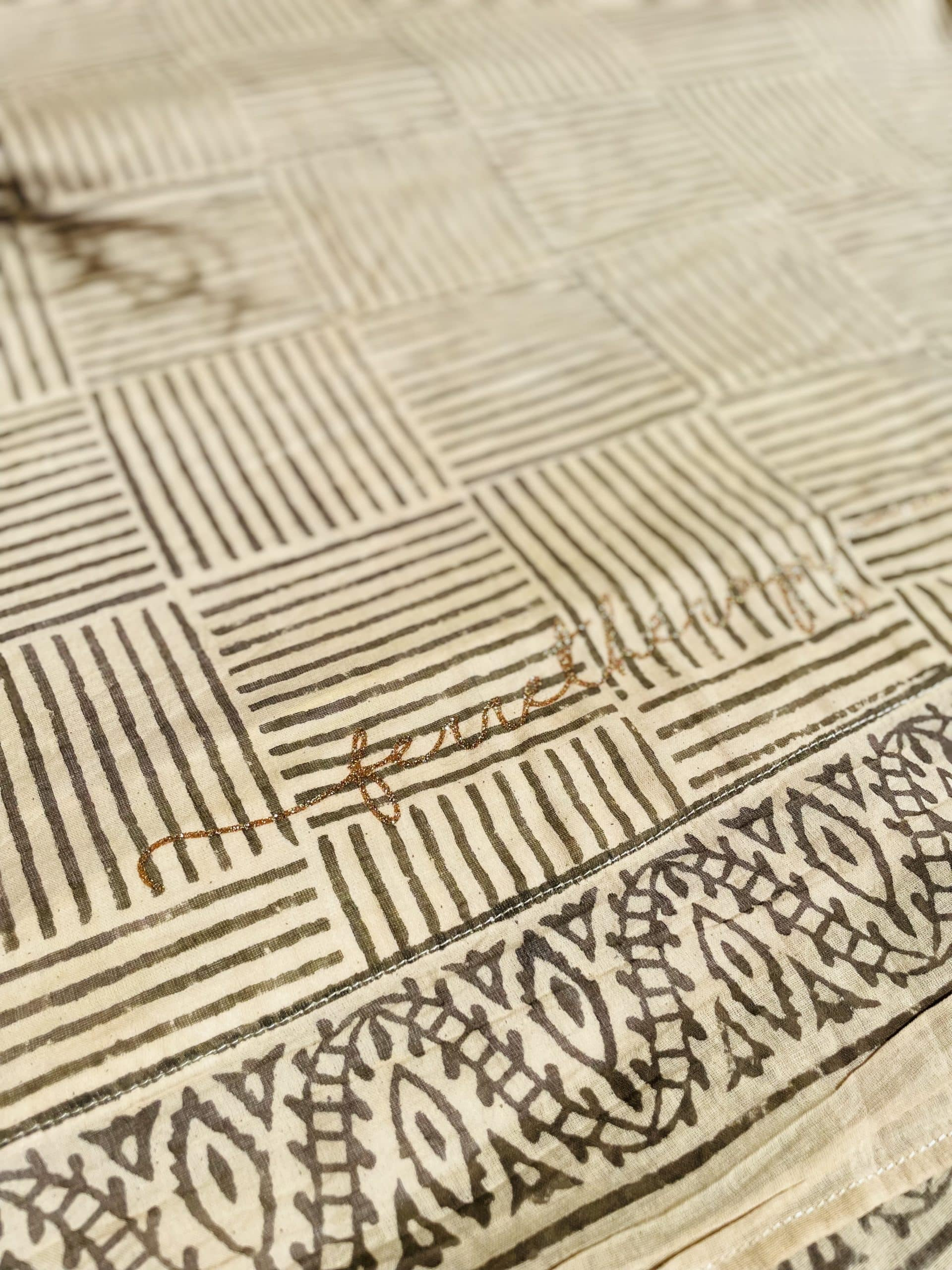 Une fouta beige estampillée "Ferretherapy" de la marque régionale 33.