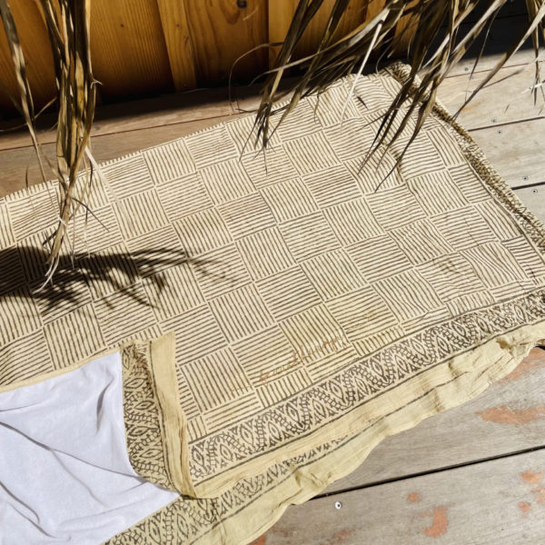 Une fouta beige estampillée "Ferretherapy" de la marque régionale 33.