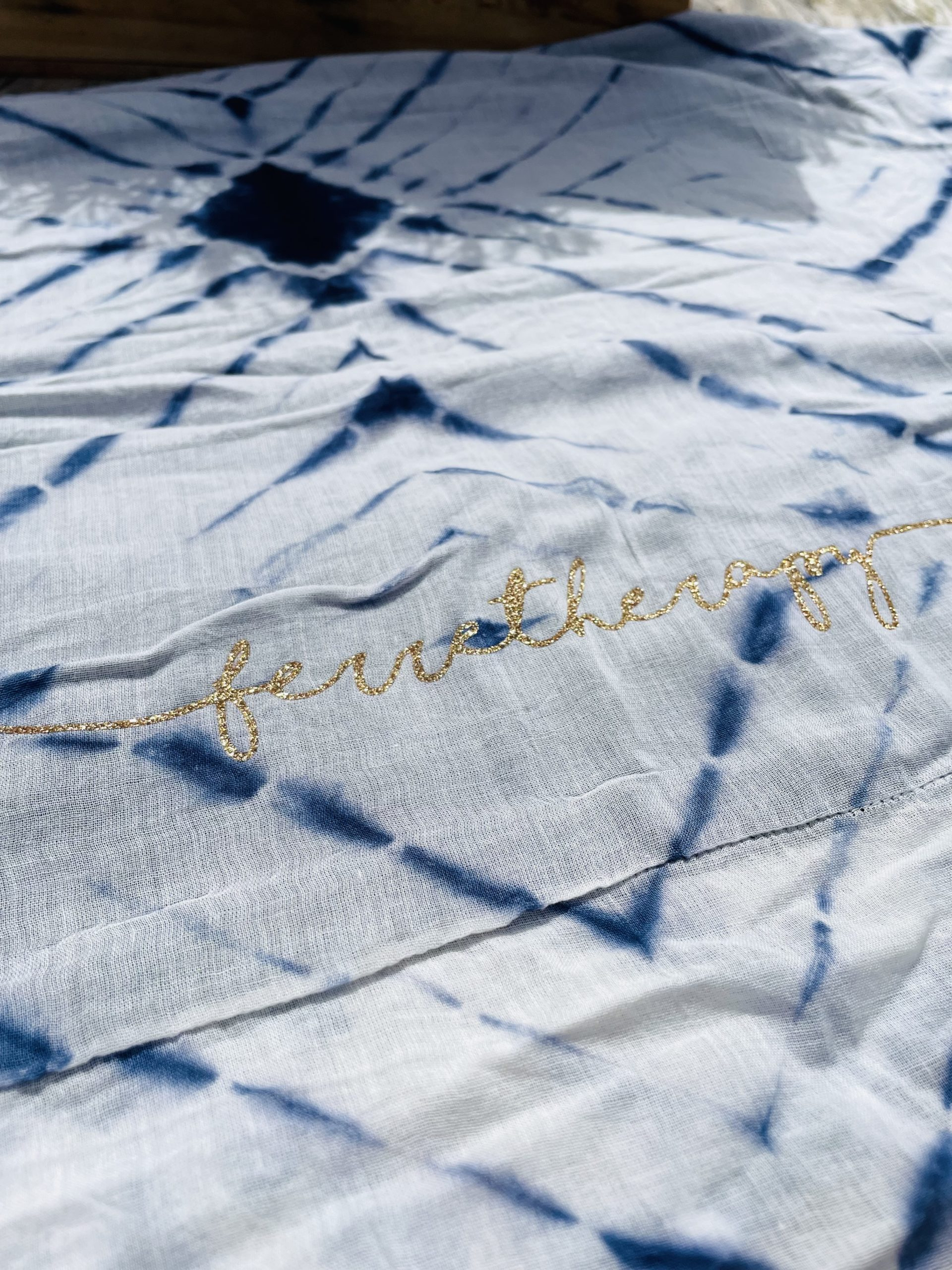 Une fouta bleue estampillée "Ferretherapy" de la marque régionale 33.