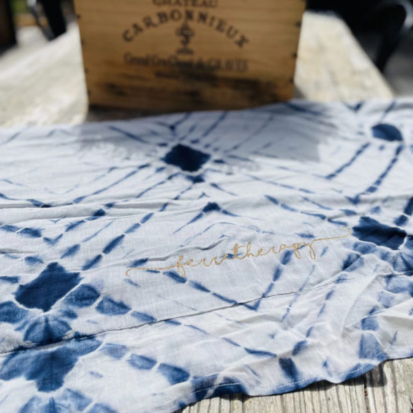 Une fouta bleue estampillée "Ferretherapy" de la marque régionale 33.