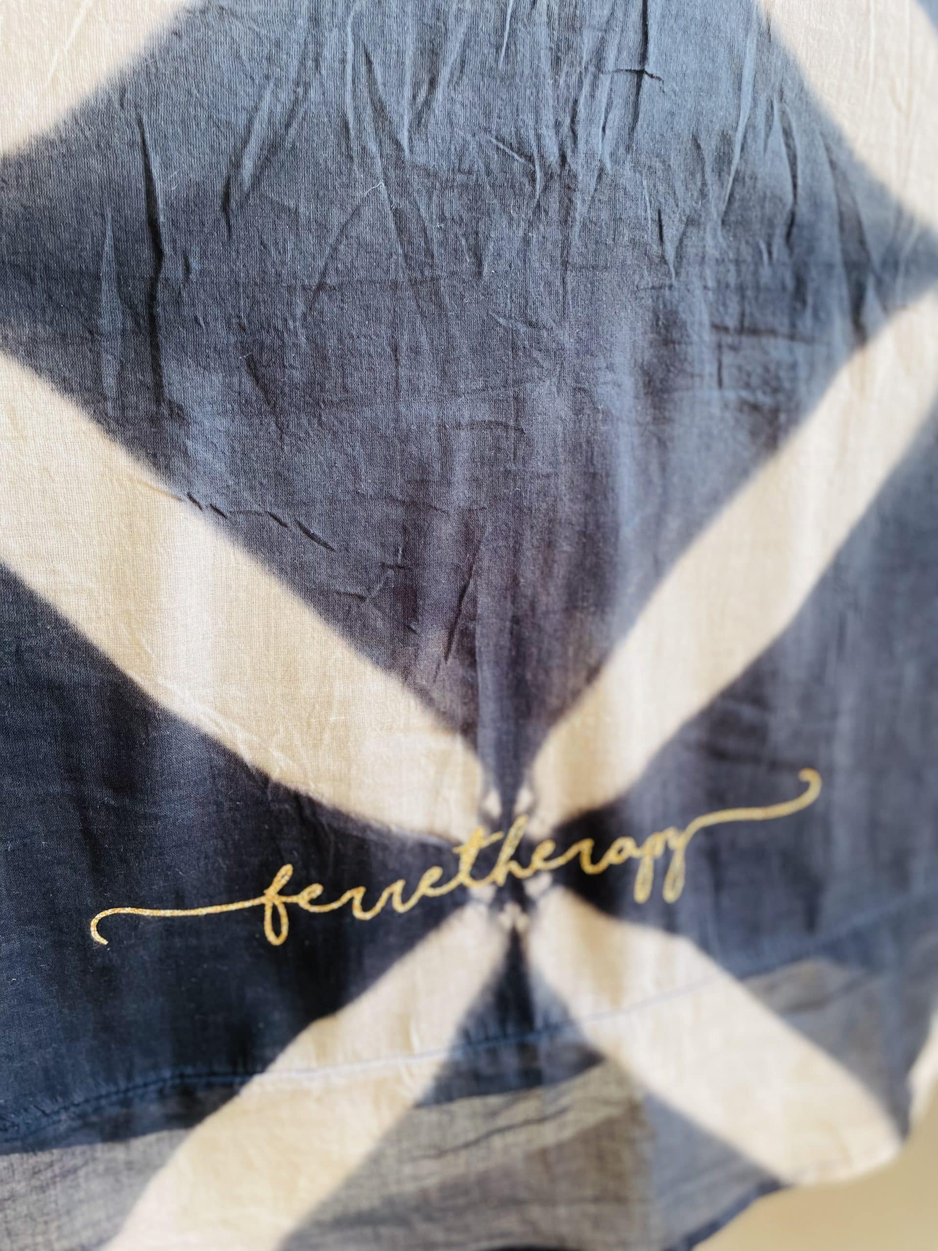 Une fouta noire estampillée "Ferretherapy" de la marque régionale 33.
