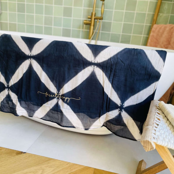 Une fouta noire estampillée "Ferretherapy" de la marque régionale 33.