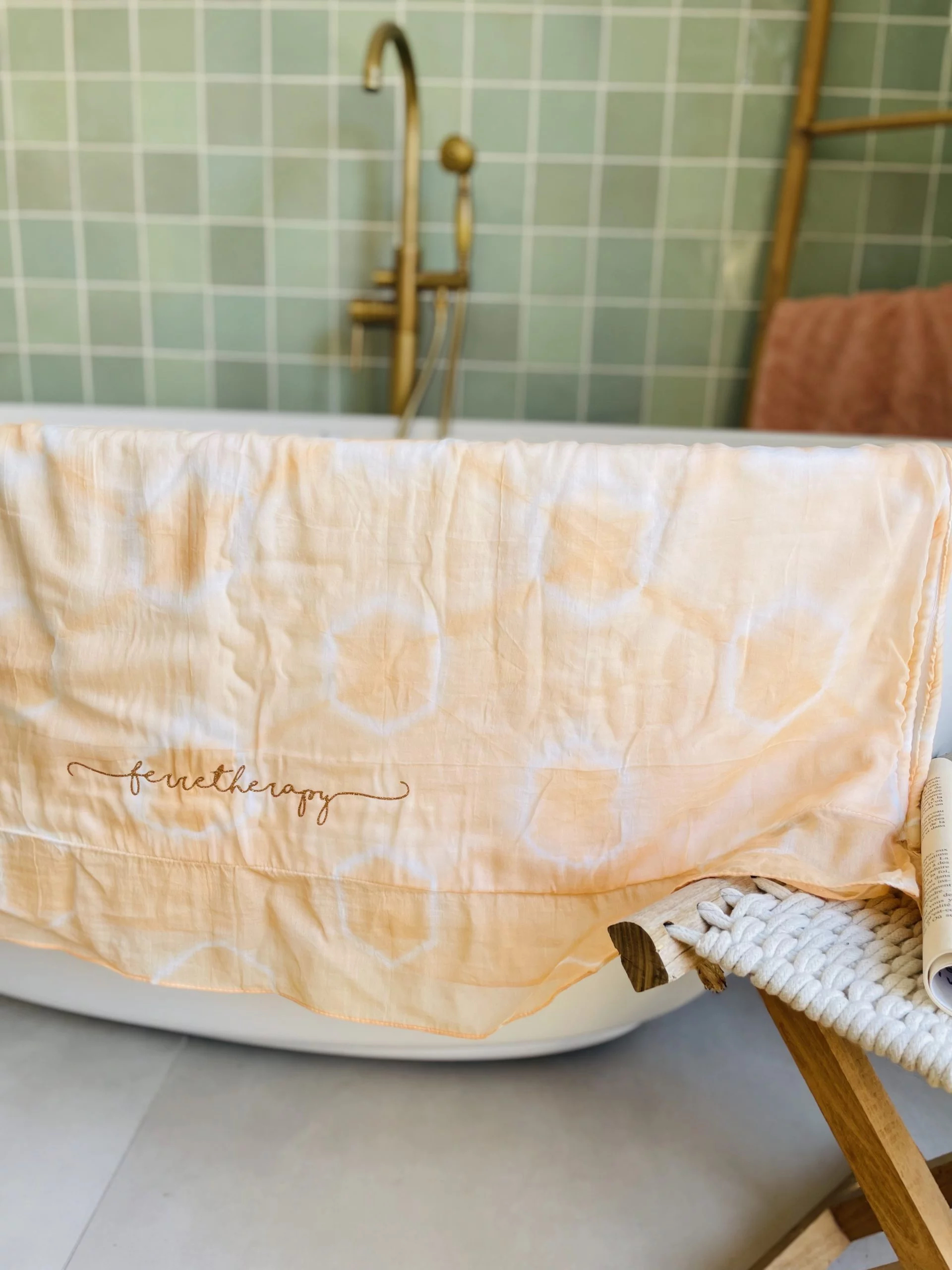 Une fouta peche estampillée "Ferretherapy" de la marque régionale 33.