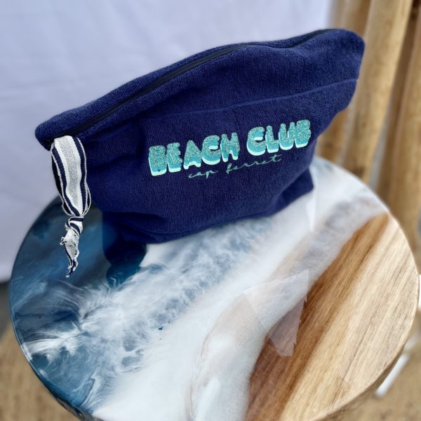 Une trousse en éponge marine, estampillé "Beach Club" de la marque régionale 33.