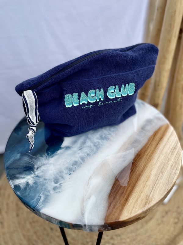 Une trousse en éponge marine, estampillé "Beach Club" de la marque régionale 33.