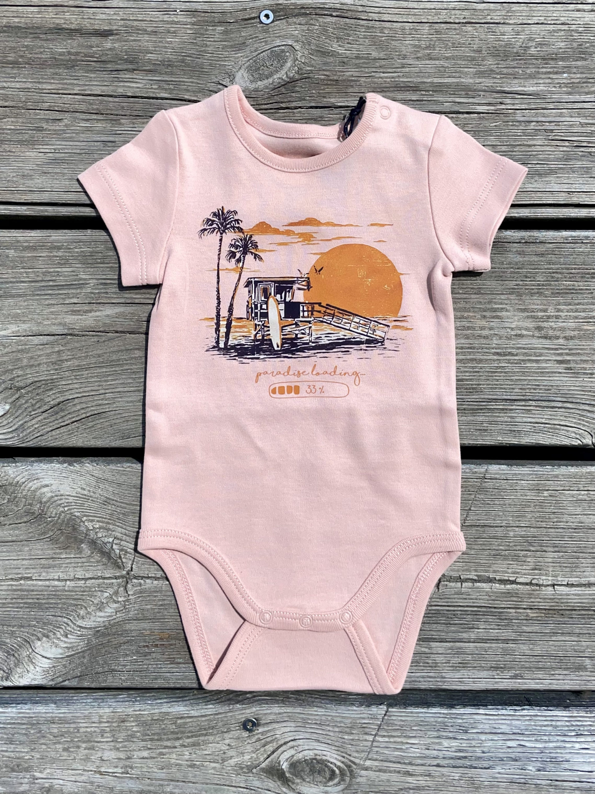 Un body Paradise rose pour bébé de la marque régionale 33.