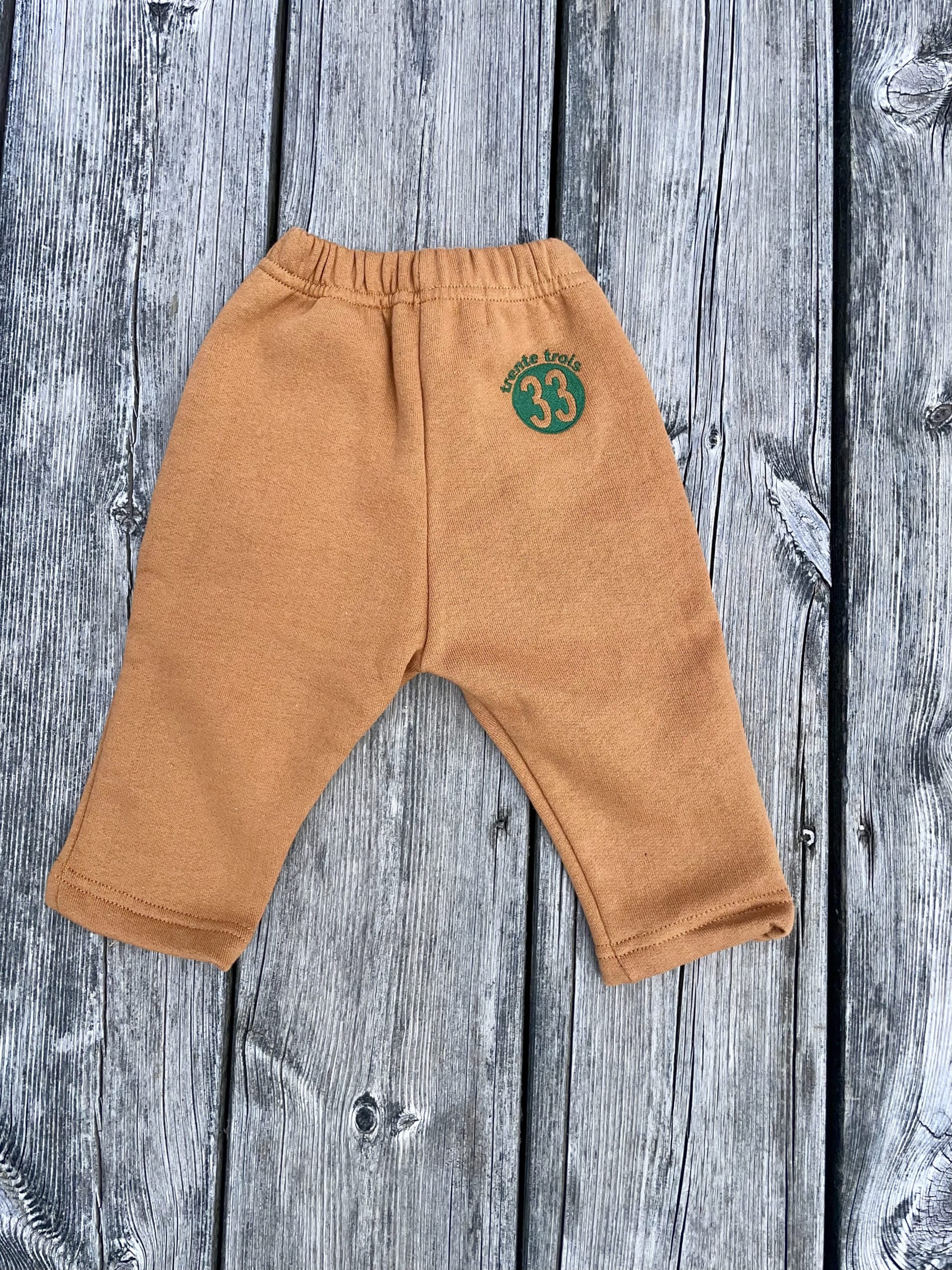 Un jogging camel pour bébé, estampillé "Porsche" de la marque régionale 33.