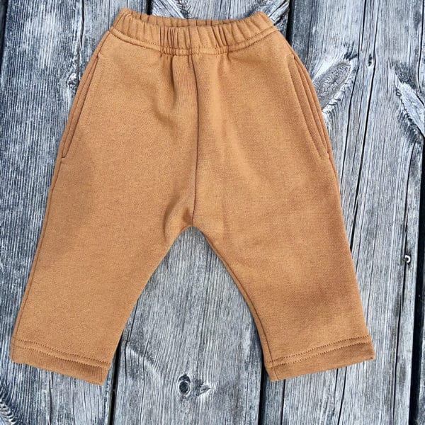 Un jogging camel pour bébé, estampillé "Porsche" de la marque régionale 33.