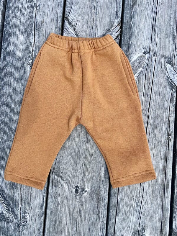 Un jogging camel pour bébé, estampillé "Porsche" de la marque régionale 33.