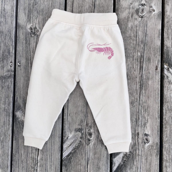 Un jogging beige pour bébé, estampillé "Crevette du bassin" de la marque régionale 33.