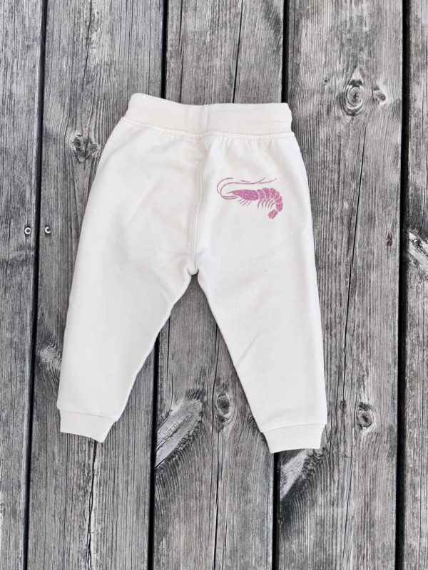 Un jogging beige pour bébé, estampillé "Crevette du bassin" de la marque régionale 33.