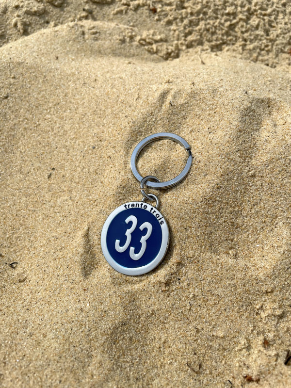Un porte clés marine de la marque régionale 33.