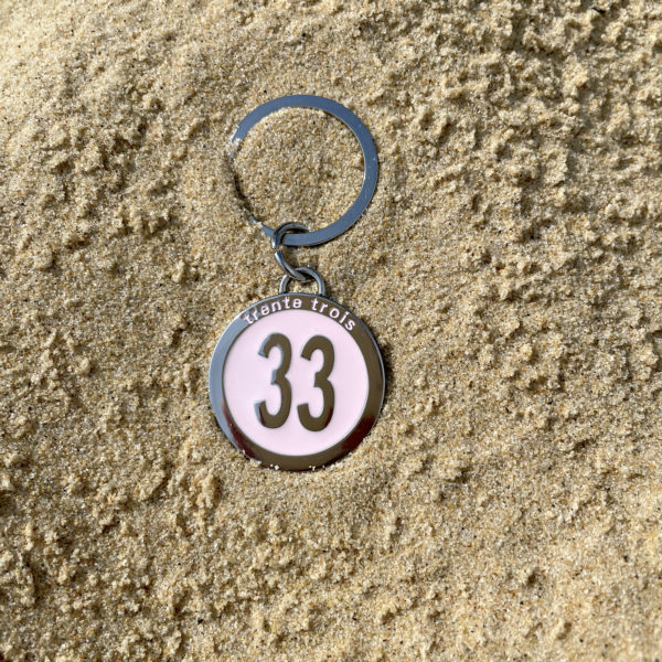 Un porte clés rose de la marque régionale 33.
