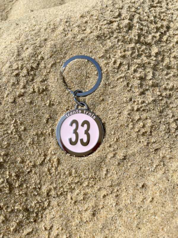 Un porte clés rose de la marque régionale 33.