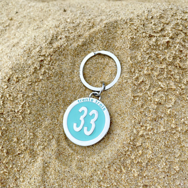 Un porte clés turquoise de la marque régionale 33.