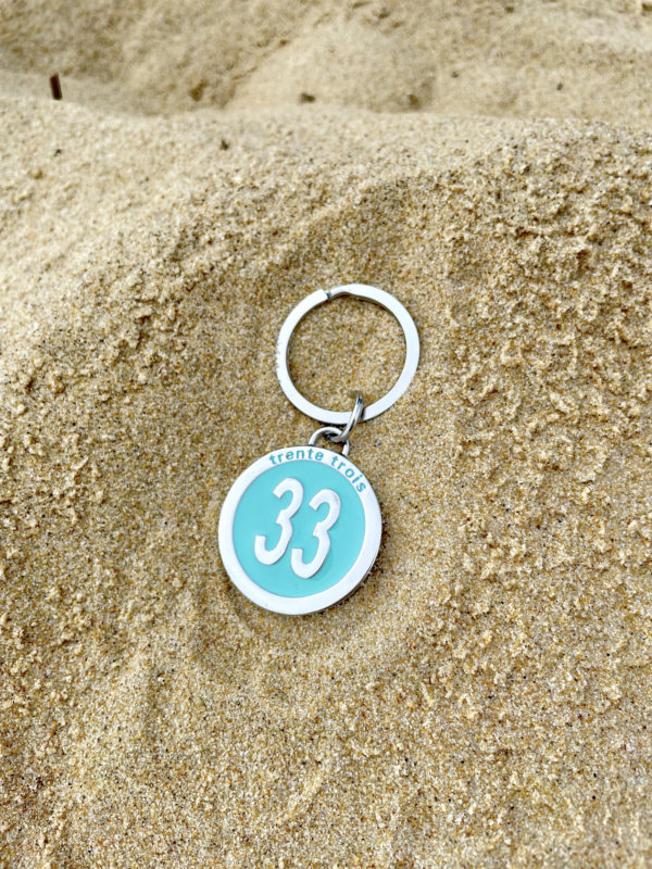Un porte clés turquoise de la marque régionale 33.