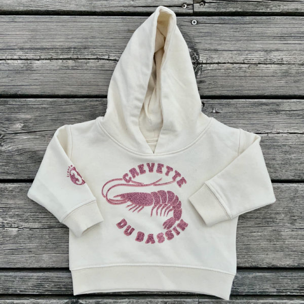Un sweat beige pour bébé, estampillé "Crevette du bassin" de la marque régionale 33.