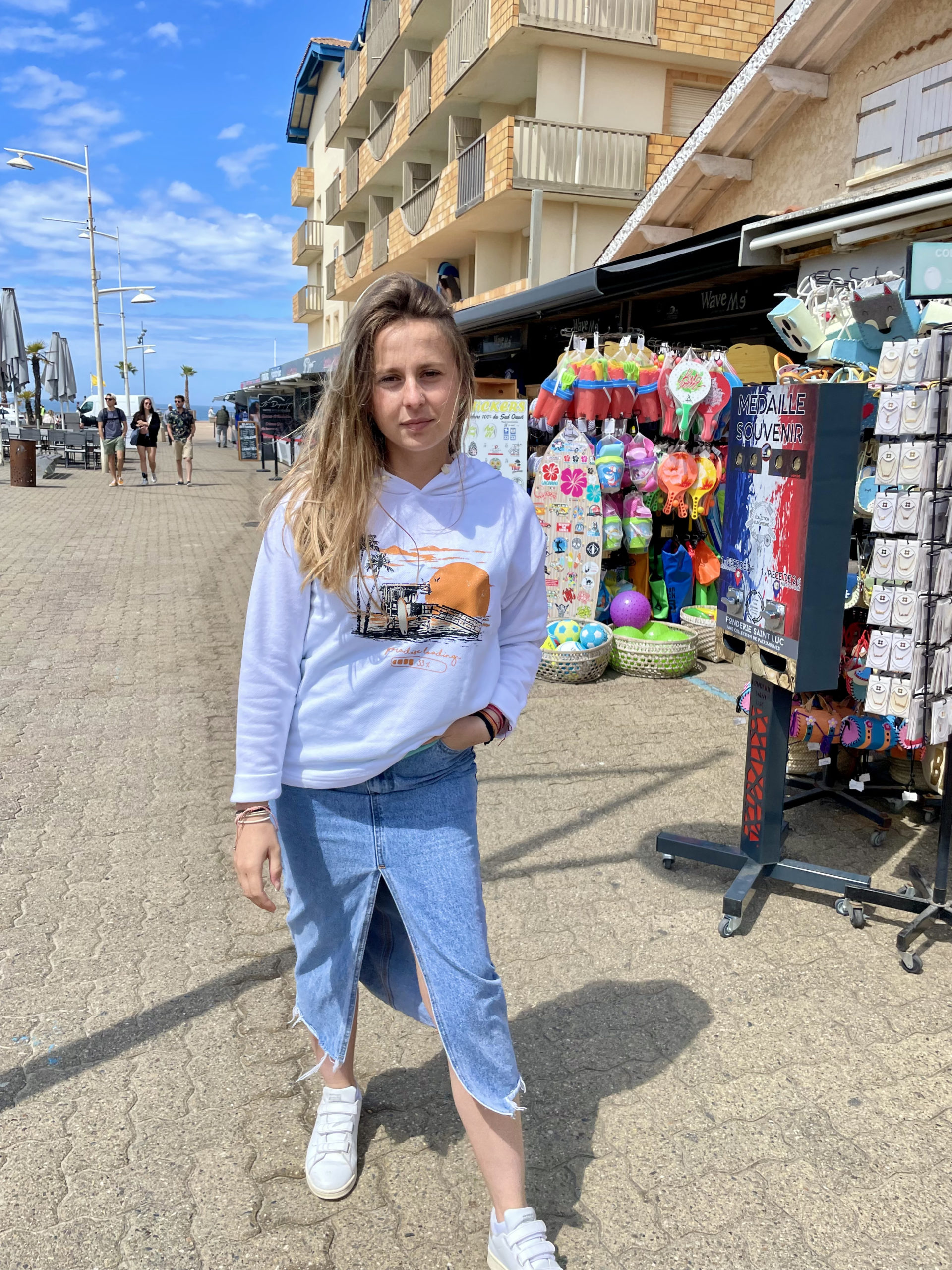 Un sweat blanc pour femme, estampillé "Paradise" de la marque régionale 33.