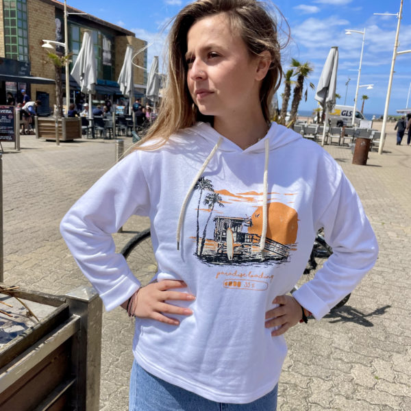 Un sweat blanc pour femme, estampillé "Paradise" de la marque régionale 33.