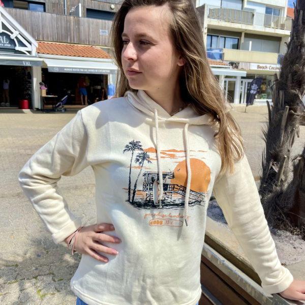 Un sweat écru pour femme, estampillé "Paradise" de la marque régionale 33.