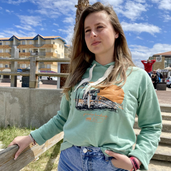 Un sweat vert pour femme, estampillé "Paradise" de la marque régionale 33.