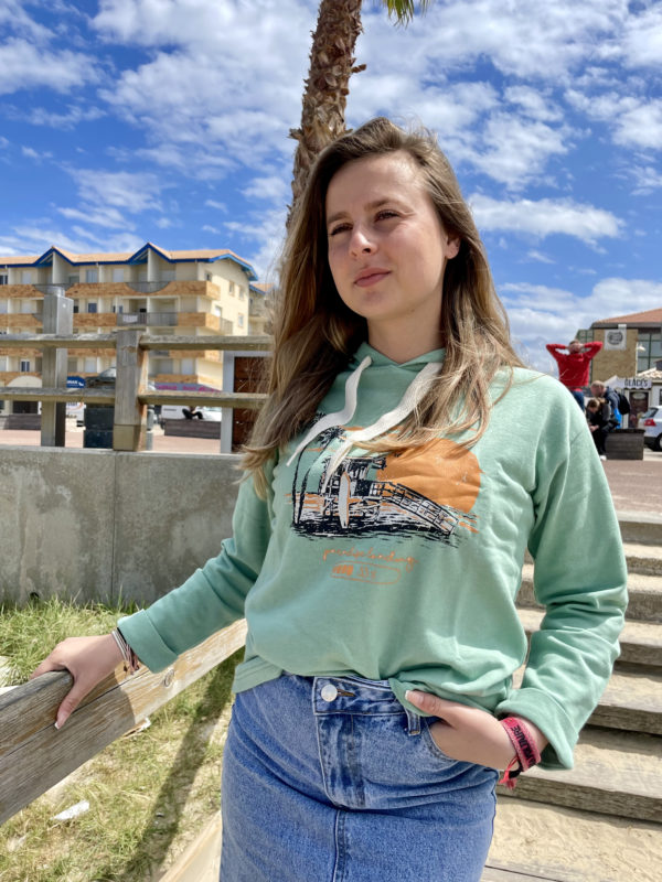 Un sweat vert pour femme, estampillé "Paradise" de la marque régionale 33.