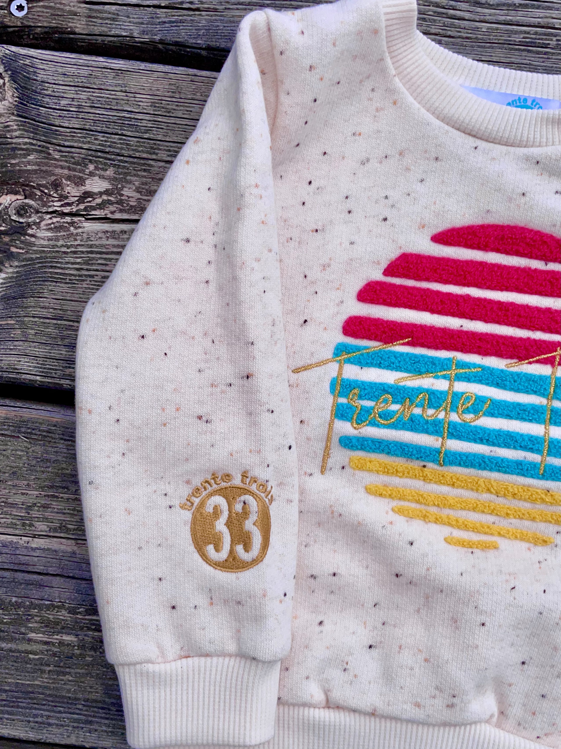 Un sweat soleil écru pour bébé de la marque régionale 33.