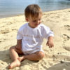 Un tee-shirt blanc pour bébé, estampillé "Mademoiselle du cap" de la marque régionale 33.