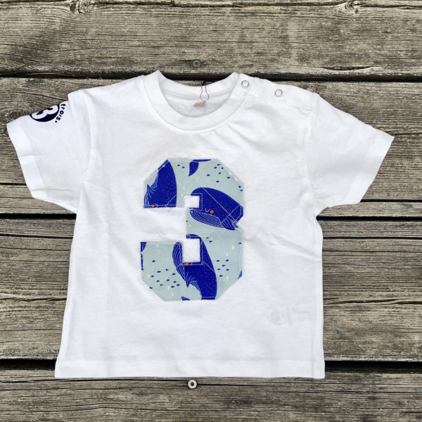 Un tee-shirt blanc pour bébé, de la marque régionale 33.