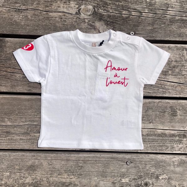 Un tee-shirt blanc pour bébé, estampillé "Amour à l'ouest" de la marque régionale 33.