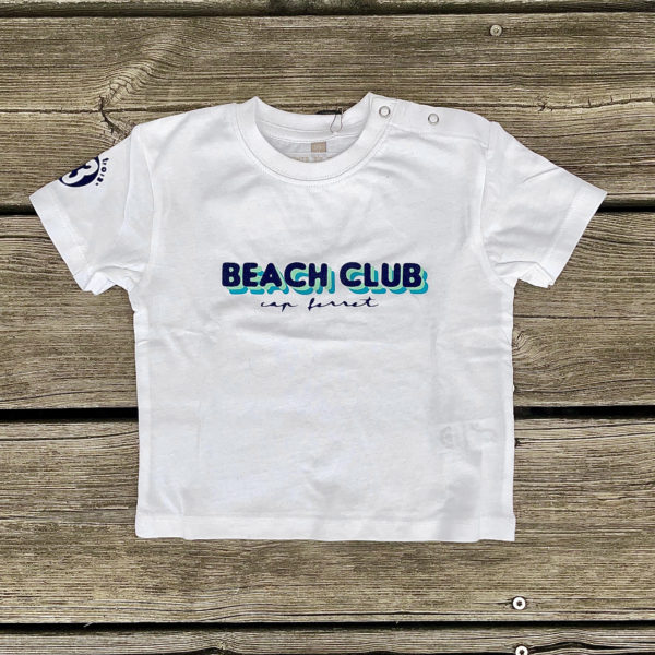 Un tee-shirt blanc pour bébé, estampillé "Beach Club" de la marque régionale 33.