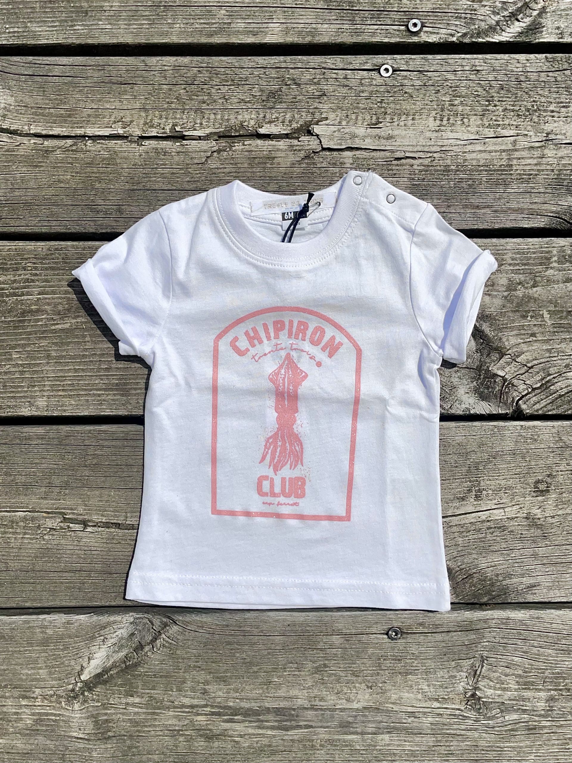 Un tee-shirt blanc pour bébé, estampillé "Chipiron" de la marque régionale 33.
