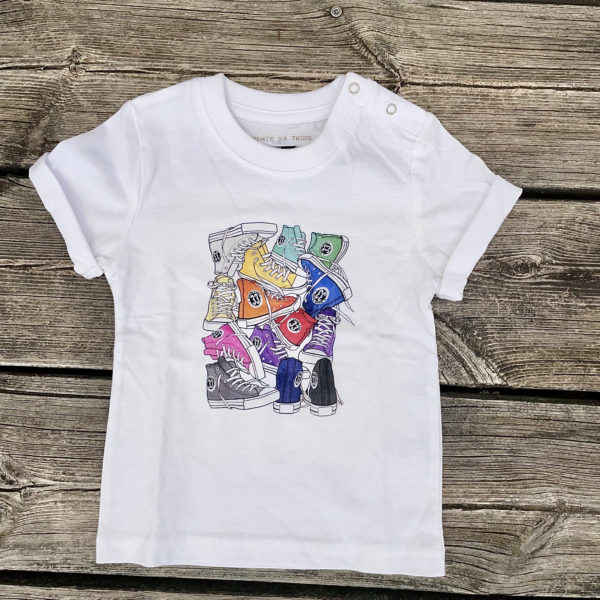 Un tee-shirt blanc pour bébé, de la marque régionale 33.