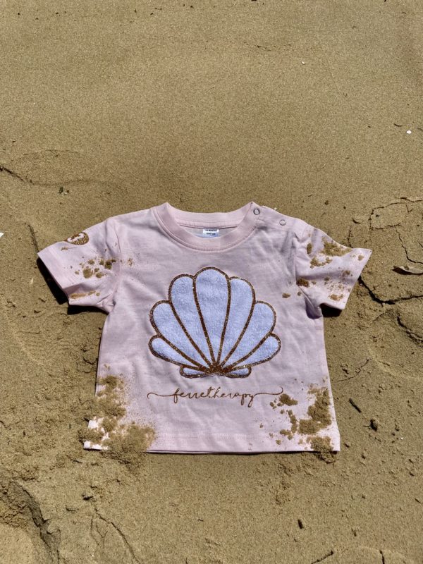 Un tee-shirt rose pour bébé, estampillé "Ferretherapy" de la marque régionale 33.